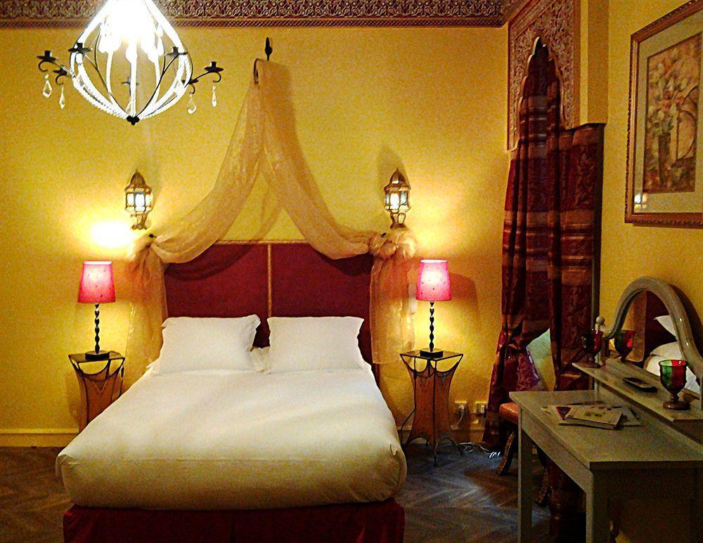 Hotel De La Tour De L'Horloge Dinan Exteriör bild